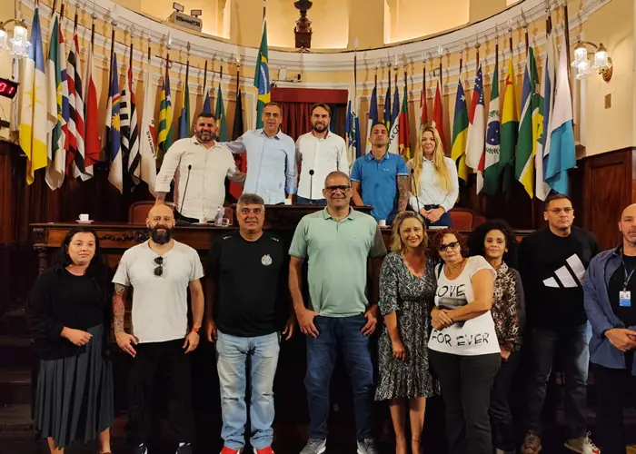 Rafael Carino (de verde ao centro) celebrou parceria com a Faetec em Niterói-RJ (Foto reprodução)