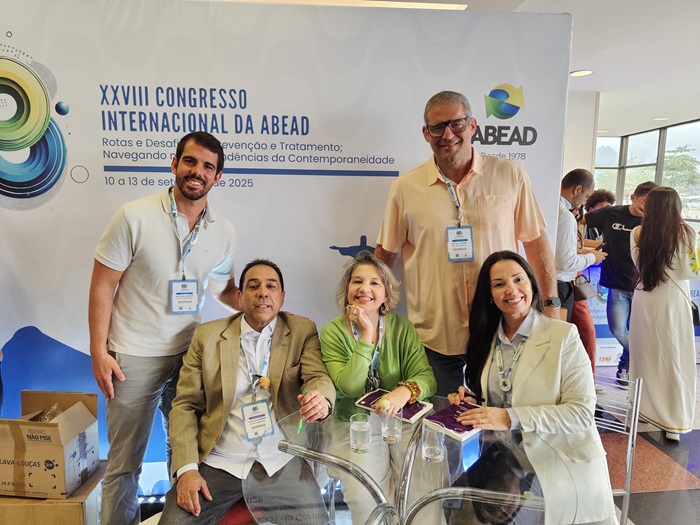 Rafael Carino (em pé à direita) prestigiou professores durante lançamento de livro (Foto reprodução)