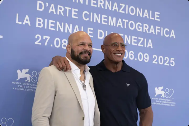 The Rock ao lado de Mark Kerr, personagem que deu vida no cinema (Foto: Divulgação)