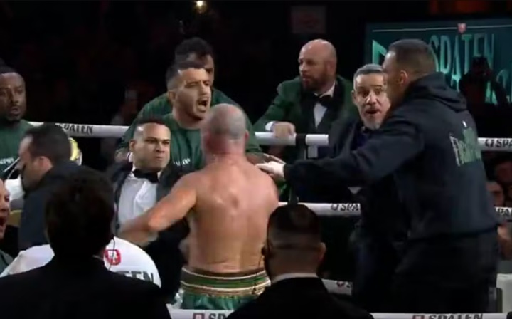 Imagens da TV Globo indicaram que Rafael Freitas, filho de Popó, foi quem nocauteou Wanderlei em confusão pós-luta (Foto: Reprodução/TV Globo)