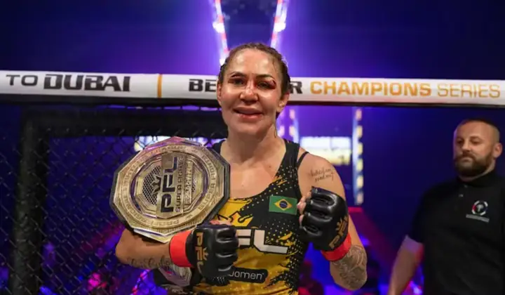 Campeã peso-pena da PFL, Cris Cyborg fará defesa de cinturão no mês de dezembro, na França (Foto: Divulgação/PFL)