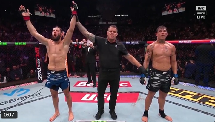 Caio Borralho foi derrotado por Nassourdine Imavov na luta principal do UFC Paris, neste sábado (Foto: Reprodução/UFC)