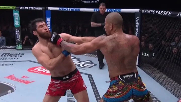 Derrotado na primeira luta, Alex Poatan fará revanche contra Magomed Ankalaev no UFC 320, no dia 4 de outubro (Foto: Reprodução/UFC)