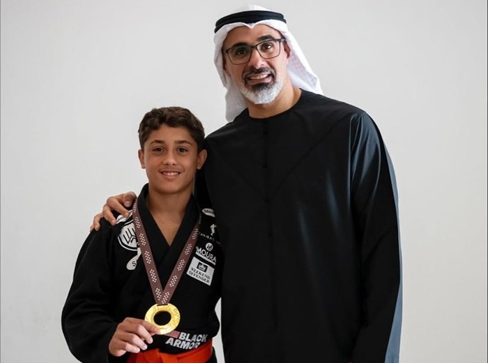 Daniel 220v ao lado do Príncipe Khaled bin Mohamed bin Zayed, um dos principais nomes da família real dos EAU (Foto reprodução)