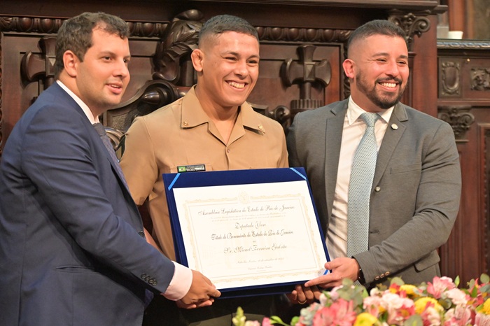 Yuri Moura (à direita) marcou presença durante as homenagens ao Dia do Jiu-Jitsu na Alerj (Foto Henrique Raposo)