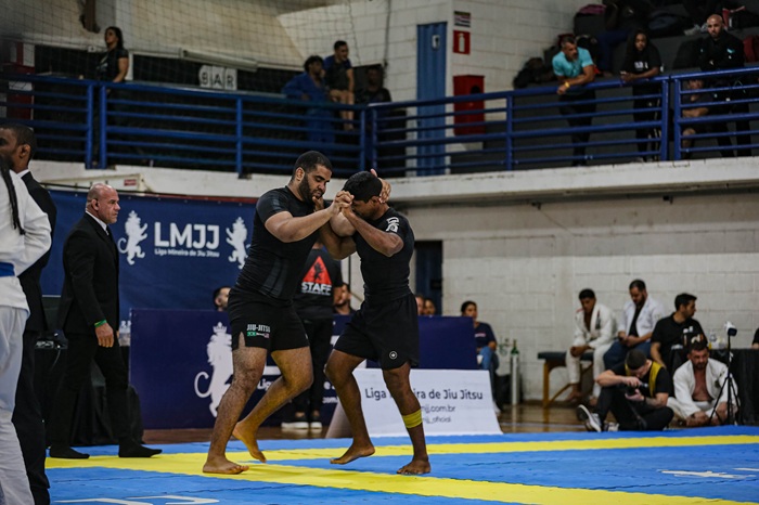 Fábio Bebezão (à esquerda) foi um dos destaques nas superlutas (Foto: Gislaine Oliveira / @eunafotosports)