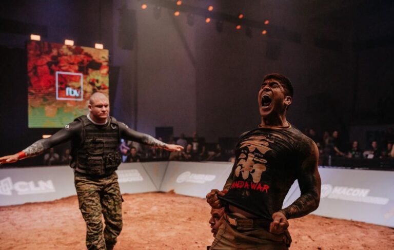 Competidores enfrentam-se fardados, usando coturno, calça tática e rashguard, em um ringue de terra e pedra (Foto: @nanimanhaesfotografia)