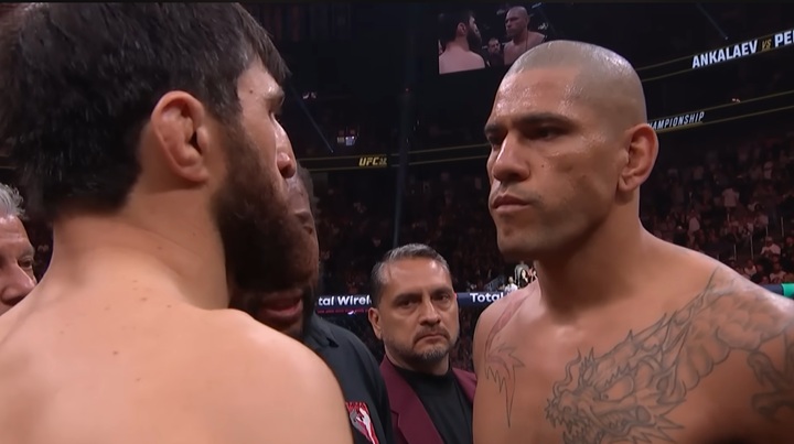 Segundo informações do site, Magomed Ankalaev entrou no octógono para enfrentar Alex Poatan com a costela fraturada (Foto: Reprodução/UFC)