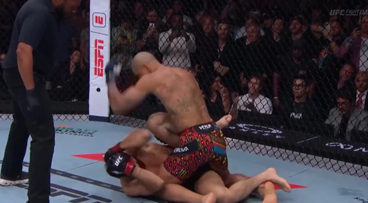 Alex Poatan lembrou belo nocaute sobre Magomed Ankalaev na luta principal do UFC 320, em outubro (Foto: Reprodução)