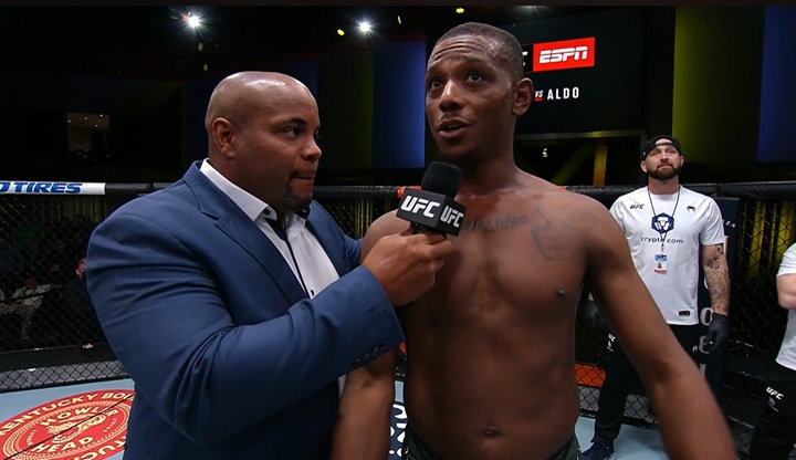 Ex-campeão do UFC, Jamahal Hill abriu o jogo sobre séria lesão no joelho que vem tratando (Foto: Reprodução/UFC)