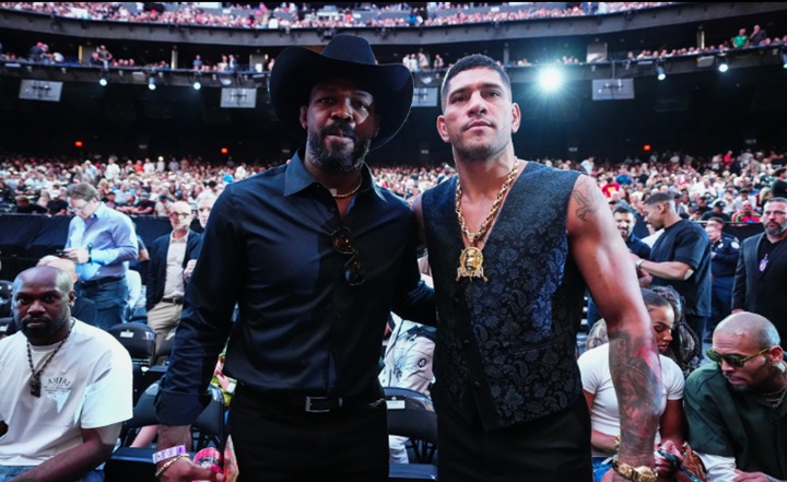 Comentarista do UFC, Joe Rogan exaltou o peso que um duelo entre Alex Poatan e Jon Jones traria para a história do MMA (Foto: Reprodução/Instagram)