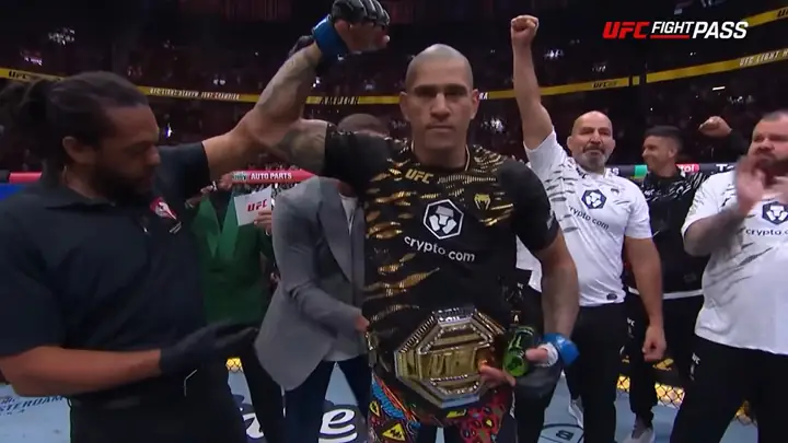 Campeão dos meio-pesados, Alex Poatan pode ter seu próximo desafio anunciado em breve pelo UFC (Foto: Reprodução/UFC)