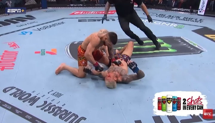 Charles do Bronx contou detalhes da dura derrota sofrida para Ilia Topuria no UFC 317 (Foto: Reprodução/UFC)