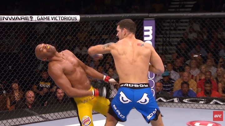 Chris Weidman chocou o mundo do MMA ao nocautear Anderson Silva no primeiro duelo entre eles, em 2013 (Foto: Reprodução/UFC)