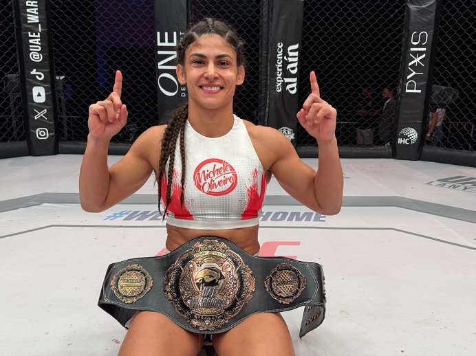 Michele Oliveira celebrou a conquista de mais um cinturão em sua carreira (Foto: UAE Warriors)