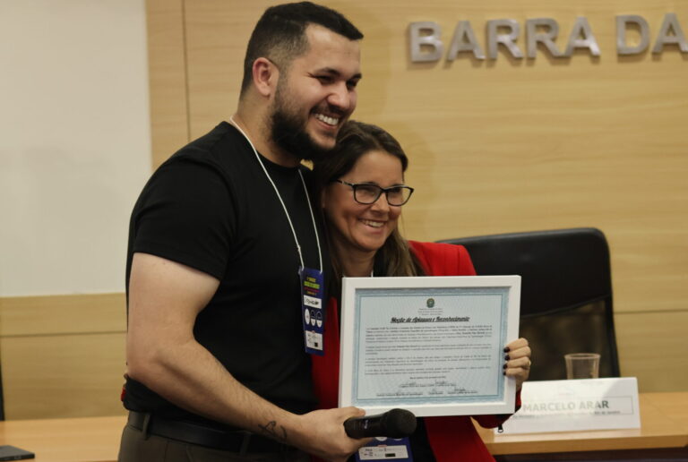 Luiz Valério de Souza Neto foi homenageado no Congresso de Educação sem Barreiras (Foto: Paula Fairbairn)