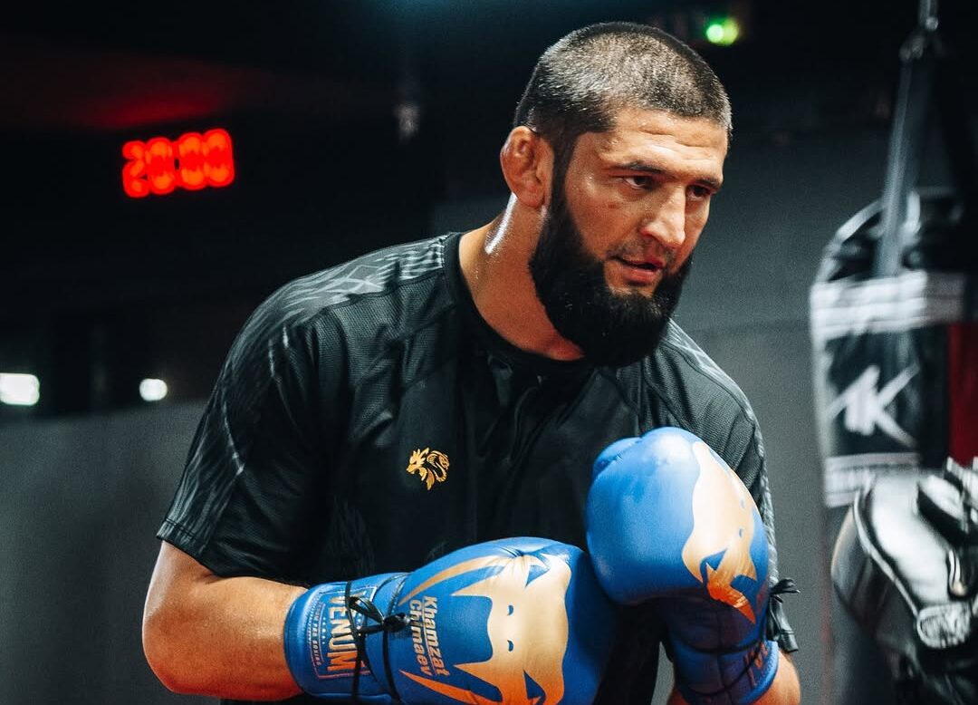 Khamzat Chimaev é o atual campeão peso-médio do UFC e está invicto em sua carreira no MMA, com 15 vitórias (Foto: Reprodução)