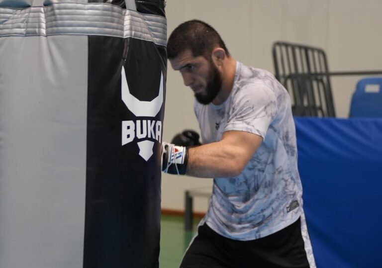 Makhachev foi um reinante campeão nos leves e quer repetir o sucesso nos meio-médios (Foto: Reprodução)