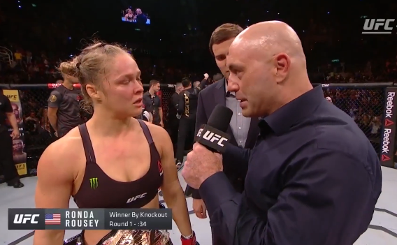 Ronda Rousey criticou Joe Rogan, que fez questão de colocar panos quentes em cima de uma possível confusão (Foto: Reprodução)