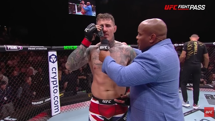 Em sua primeira defesa de cinturão linear, Tom Aspinall lesionou o olho após uma dedada acidental de Ciryl Gane (Foto: Reprodução/UFC)