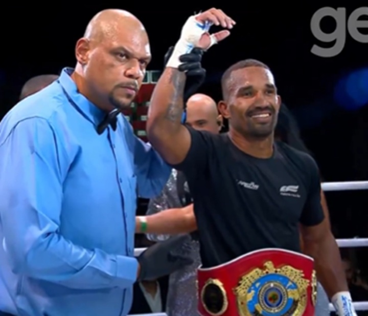 Esquiva Falcão venceu Binho de Jesus no FMS 7 e conquistou o cinturão meio-pesado do CNB (Foto: Reprodução/Combate)