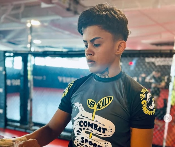 Iasmin Lucindo, de apenas 23 anos, contabiliza cinco vitórias e duas derrotas em sua trajetória no UFC (Foto: Reprodução/Instagram)