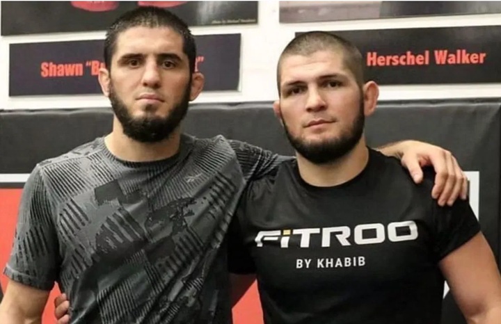 Khabib Nurmagomedov estará no corner de Islam Makhachev na luta contra Jack Della Maddalena no UFC 322, no próximo sábado (15) (Foto: Reprodução)