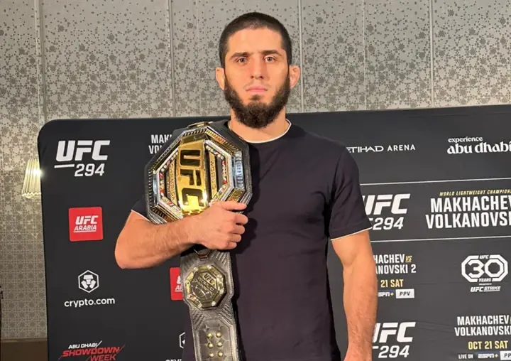 Ex-campeão dos leves, Islam Makhachev vai disputar o título dos meio-médios contra Jack Della Maddalena no UFC 322, no próximo sábado (15) (Foto: Reprodução)
