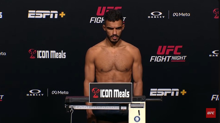 Ismael Bonfim ficou quase 3kg acima do permitido, mas teve seu duelo mantido no card do UFC Vegas 111, neste sábado (8) (Foto: Reprodução/UFC)