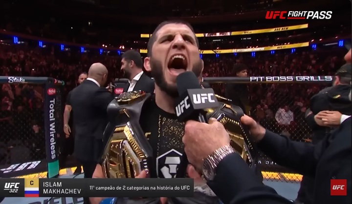 Com vitória sobre Jack Della Maddalena, Islam Makhachev conquistou seu segundo cinturão no UFC (Foto: Reprodução/UFC)
