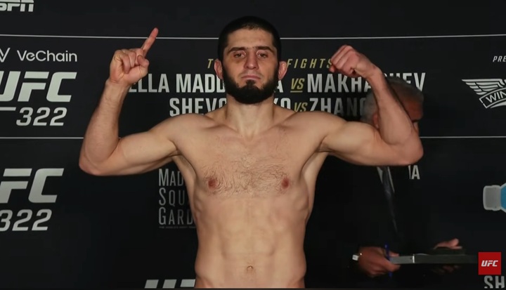 Ex-campeão dos leves, Islam Makhachev vai disputar o cinturão dos meio-médios contra Jack Della Maddalena na luta principal do UFC 322 (Foto: Reprodução/UFC)