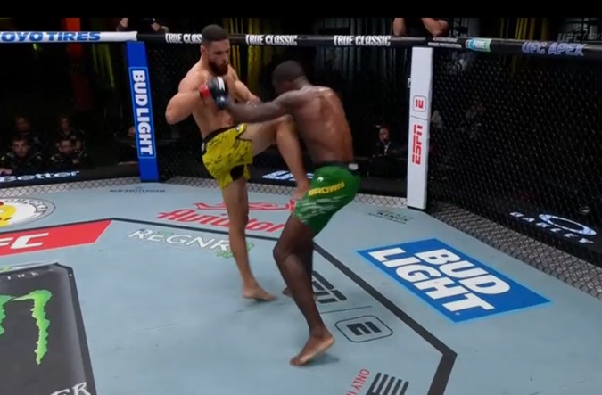 Gabriel Marretinha nocauteou Randy Brown no segundo round, na luta principal do UFC Vegas 111 (Foto: Reprodução/UFC)