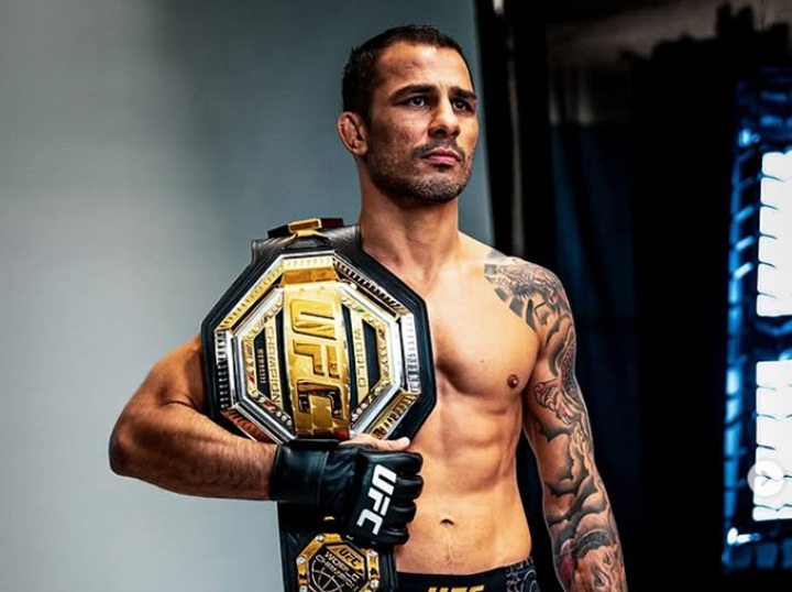 Alexandre Pantoja abriu portas para defender seu cinturão contra Kyoji Horiguchi, seu parceiro de treinos na American Top Team (Foto: Reprodução/Instagram)