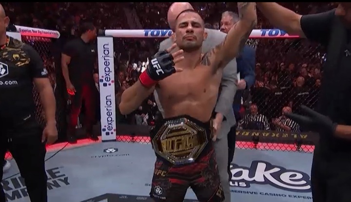 Dono do cinturão peso-mosca, Alexandre Pantoja defenderá seu título contra Joshua Van no card do UFC 323, em dezembro (Foto: Reprodução/UFC)