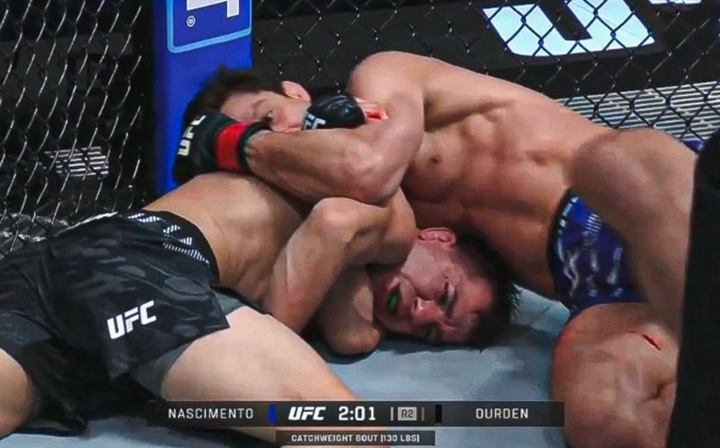 Allan Puro Osso aplicou um belo triângulo de mão para finalizar seu adversário, Cody Durden, no card preliminar do UFC Vegas 110 (Foto: Reprodução/UFC)