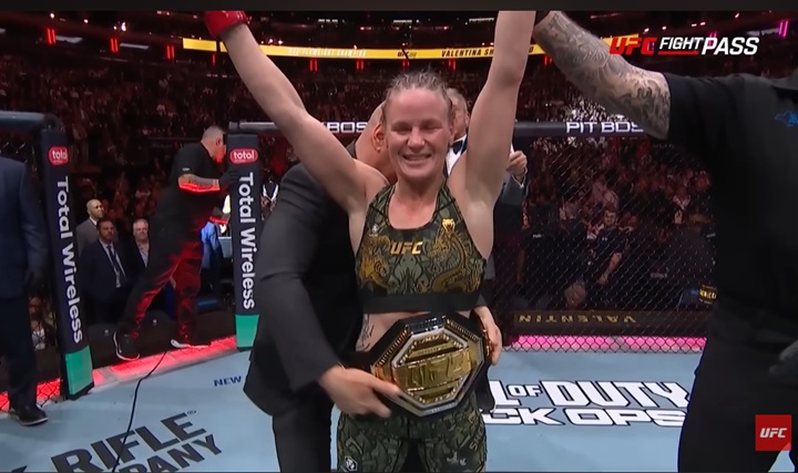 Valentina Shevchenko defendeu com sucesso o cinturão peso-mosca ao derrotar Weili Zhang no UFC 322 (Foto: Reprodução/UFC)