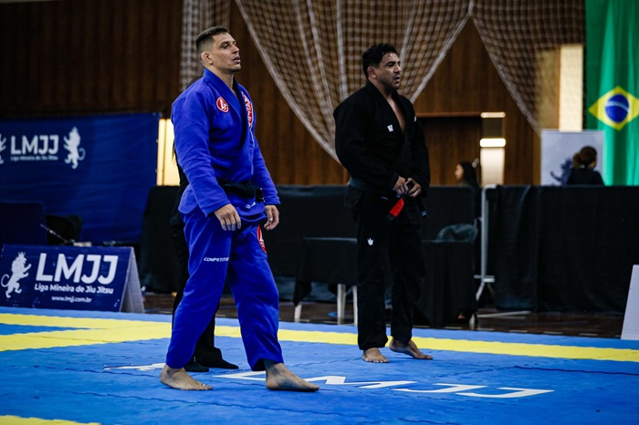 Faixa-preta Leandro Fraga (de azul) é um dos integrantes da Seleção Mineira de Jiu-Jitsu (Foto: FJJEMG)
