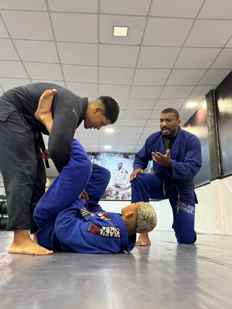 Bombom orientando no treino de Kid Orelha para o Europeu (Foto: Dani Pimenta)