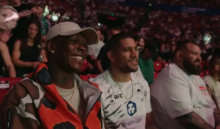 Após grande rivalidade ao longo dos anos, Adesanya e Poatan vêm nutrindo uma boa relação num período mais recente (Foto: Reprodução/YouTube)