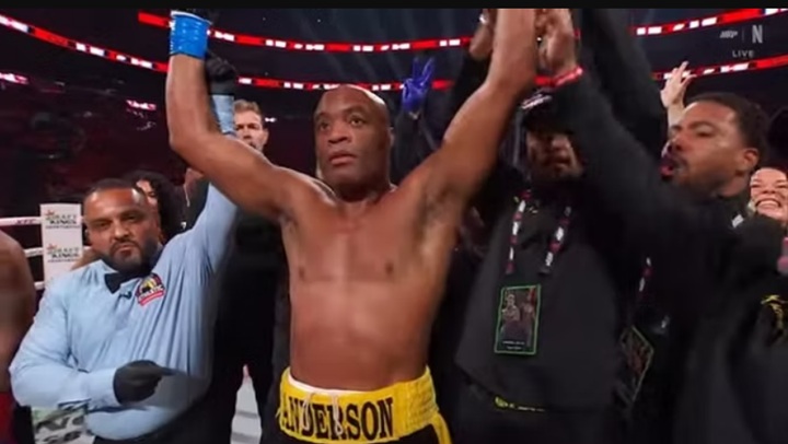 No auge dos seus 50 anos, Anderson Silva derrotou Tyron Woodley por nocaute em duelo realizado na última sexta-feira (19) (Foto: Reprodução)