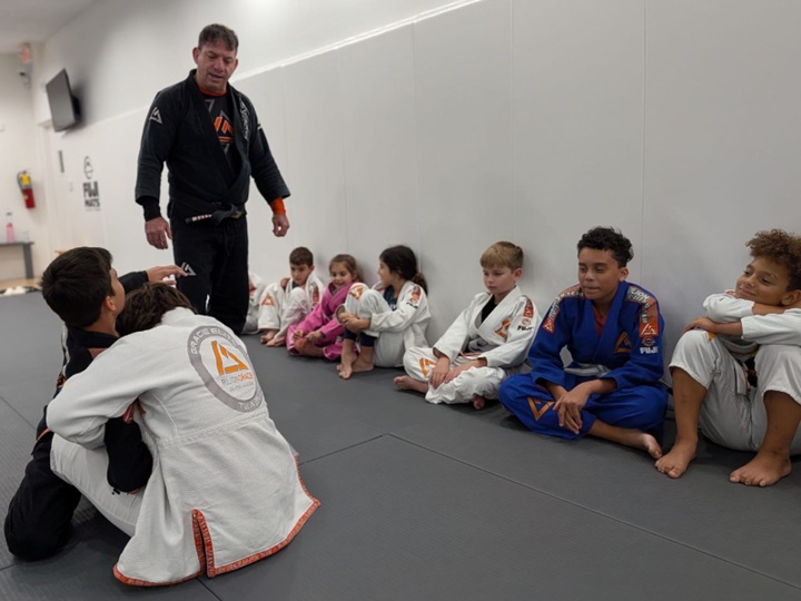Faixa-preta de Jiu-Jitsu aplica resiliência, disciplina e trabalho em equipe em ações sociais que impactam vidas dentro e fora do tatame (Foto: Divulgação)