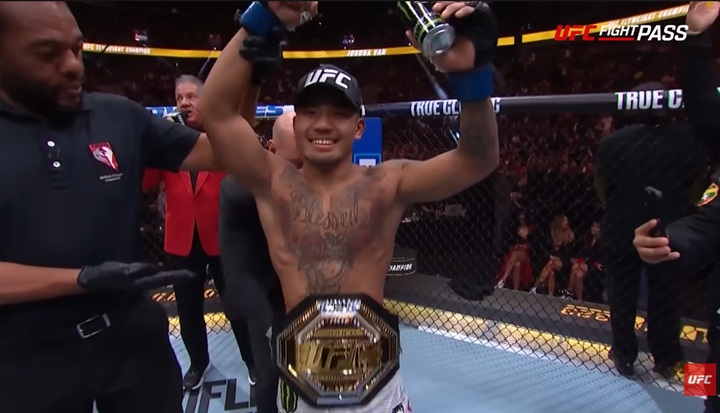 Novo campeão peso-mosca, Joshua Van explicou comemoração em meio ao momento da lesão sofrida por Alexandre Pantoja (Foto: Reprodução/UFC)