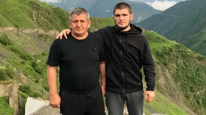 Treinador e principal mentor, pai de Khabib faleceu no ano de 2020, vítima de Covid-19 (Foto: Reprodução)