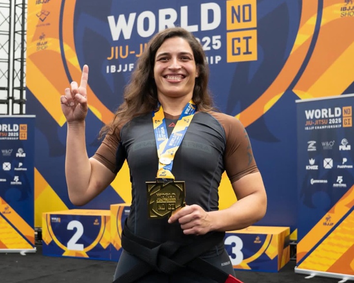 Campeã mundial na faixa-marrom, Maria Luiza foi graduada no pódio por Sérgio Costa e projeta um novo ano de grandes conquistas (Foto: Divulgação)