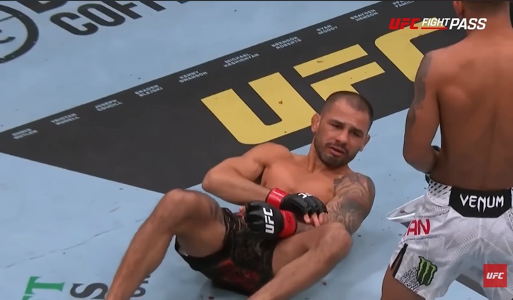Alexandre Pantoja se lesionou ainda no início da luta contra Joshua Van e perdeu o cinturão peso-mosca no co-main event do UFC 323 (Foto: Reprodução/UFC)