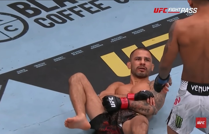 Treinador de Pantoja, Marcos Parrumpinha deu maiores detalhes sobre a lesão sofrida pelo brasileiro no UFC 323 (Foto: Reprodução/UFC)