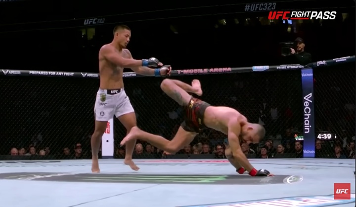 Alexandre Pantoja se pronunciou após grave lesão sofrida no início de sua luta contra Joshua Van no UFC 323 (Foto: Reprodução/UFC)