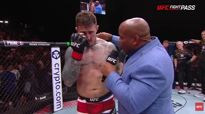 Tom Aspinall terá que passar por cirurgias nos olhos após dedada que recebeu durante luta contra Ciryl Gane no UFC 321 (Foto: Reprodução/UFC)