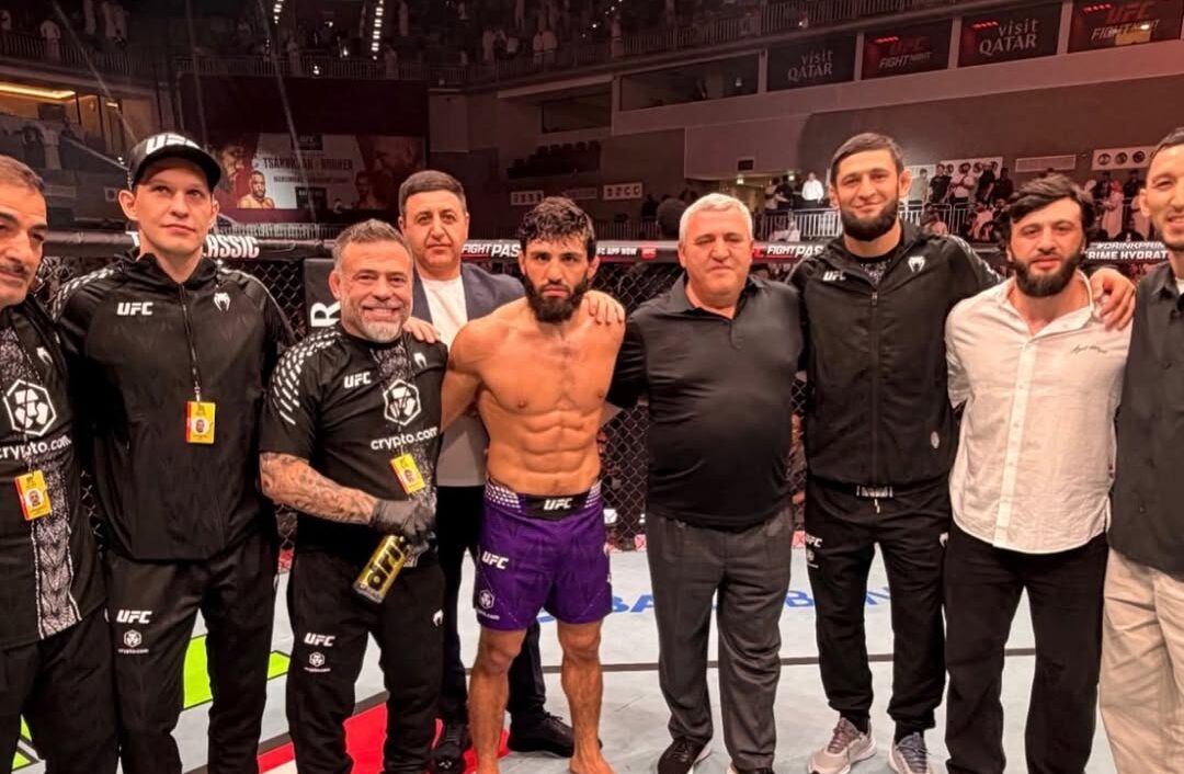 Parrumpinha esteve no córner de Tsarukyan ao lado de Chimaev no fim de 2025 (Foto: Reprodução)