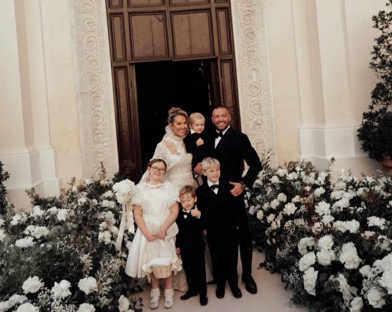 McGregor, sua esposa, Dee McGregor, e os quatro filhos do casal após o casamento no Vaticano (Foto: Reprodução)